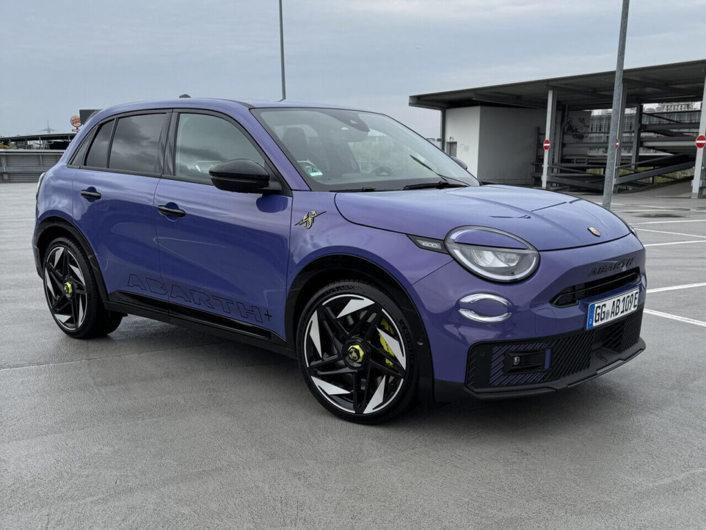 Das auf 1.949 Einheiten limitierte Sondermodell ABARTH 600e Scorpionissima kostet 48.990 Euro. 20 Zoll Räder, Sonderlackierung "Hypnotic Purple" und hochglanz-schwarzes Bodykit sind serienmäßig.