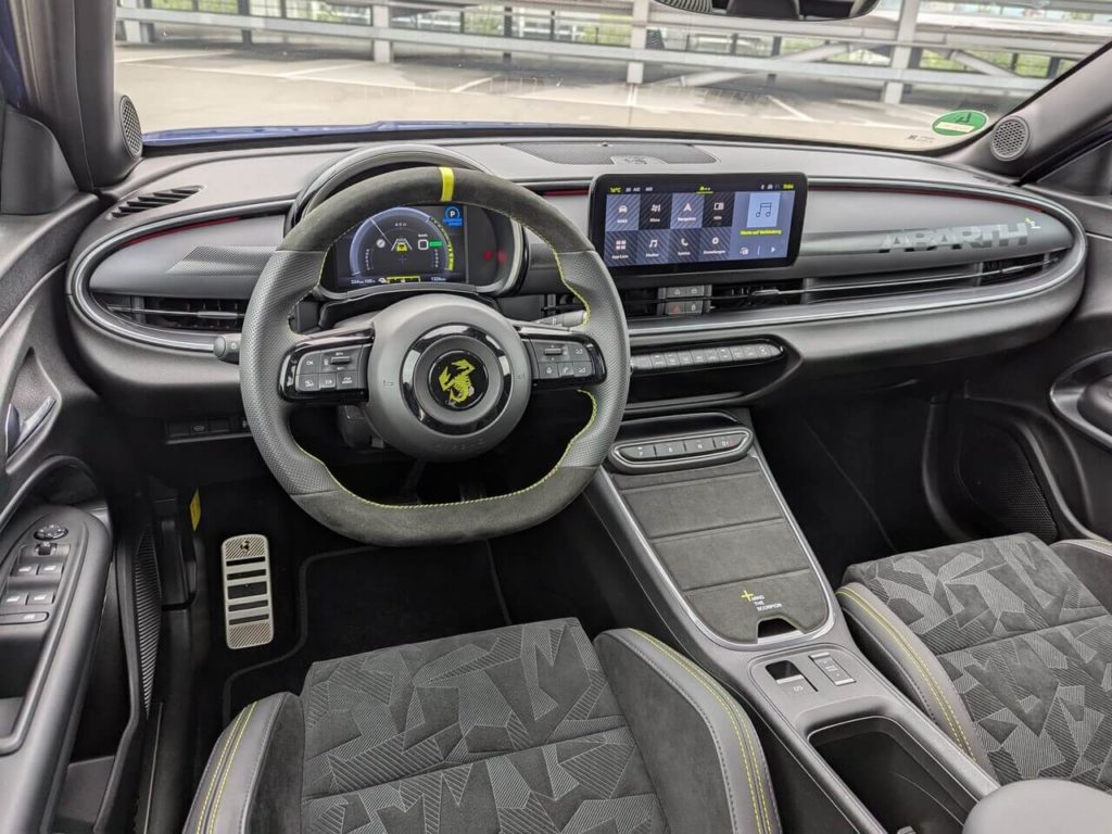 Armaturenbrett mit Rennsport-Feeling: Alcantara-Sportlenkrad mit 12-Uhr Markierung im ABARTH 600e Scorpionissima (2025).