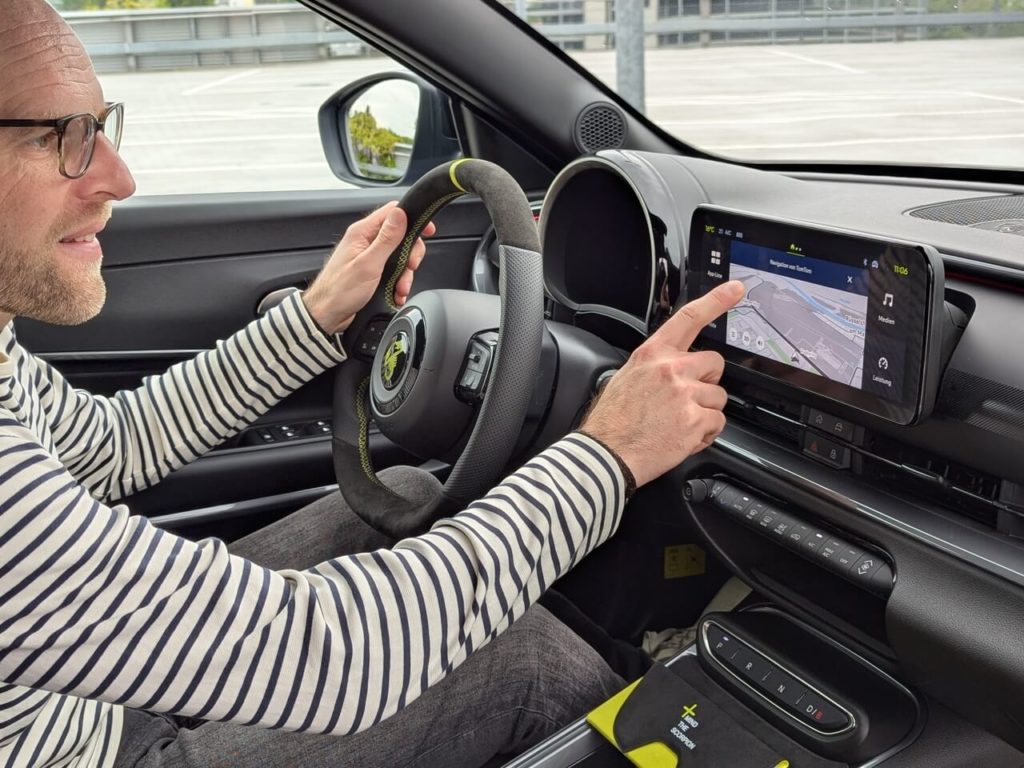 TomTom-Navigationssystem (serienmäßig) im 10,25" großen Infotainmentsystem mit kabelloser Smartphone-Anbindung über Android Auto und Apple CarPlay.
