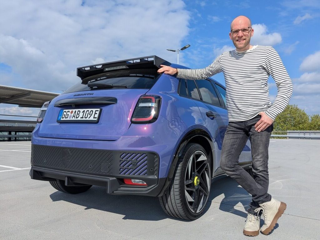 Fahrspaß Pur: Daniel Przygoda testet das sportliche Kompaktmodell von ABARTH mit Elektroantrieb und zuschaltbarem Soundgenerator.