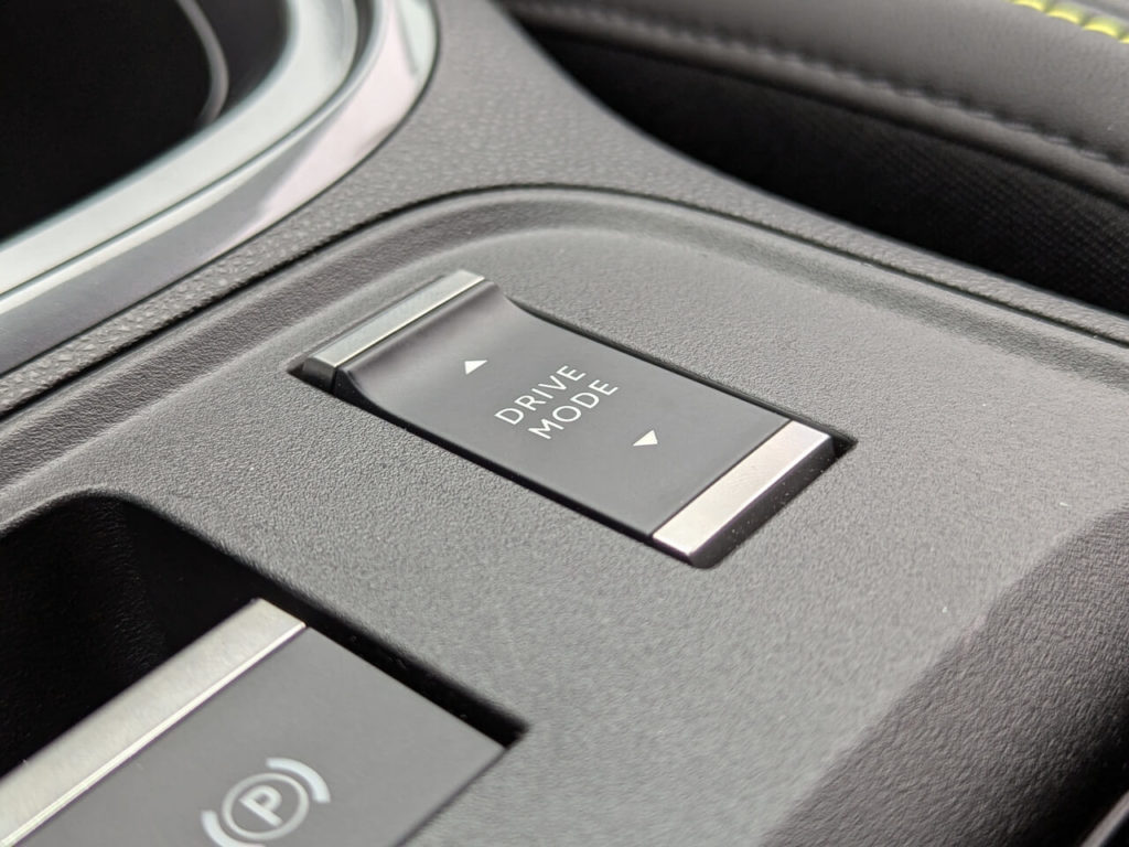 Drive-Mode: Turismo, Scorpion Street, Scorpion Track. Anpassung der Fahrprogramme per Knopfdruck in der Mittelkonsole.