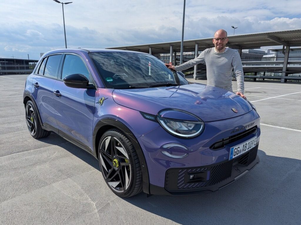 Exklusive Lackierung für das limitierte Sondermodell: ABARTH 600e Scorpionissima in "Hypnotic Purple".