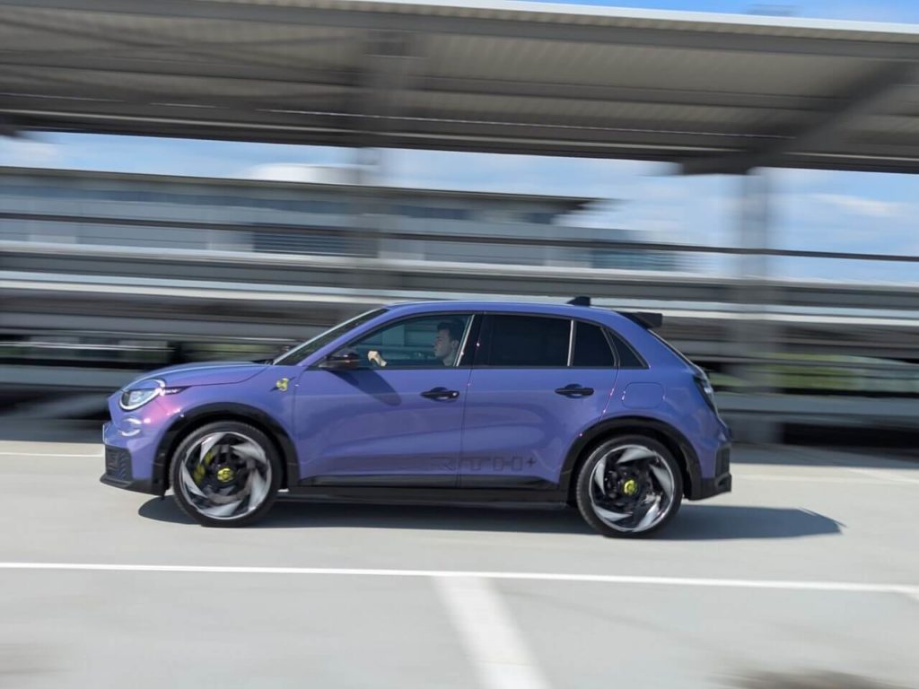 Abarth 600e Scorpionissima mit 207 kW (280 PS) starkem Elektromotor im Fahrbericht. Performance-optimiertes Kompaktfahrzeug im Test. (Fahrer: Nikita Grinberg)