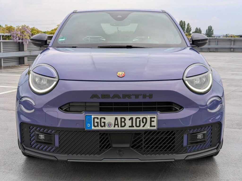 Sportliche Frontmaske: LED-Scheinwerfer und Frontstoßfänger im Abarth-Design. Abarth 600e Scorpionissima in der Metallic-Lackierung "Hypnotic Purple".