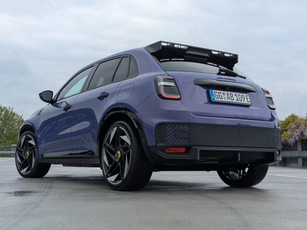 Tierfergelegtes Sportfahrwerk und Performance-Anbauteile: Am Heck des Abarth ein großer Dachspoiler und ein Heckdiffusor. Die Radläufe sind in hochglanz-schwarz abgesetzt.