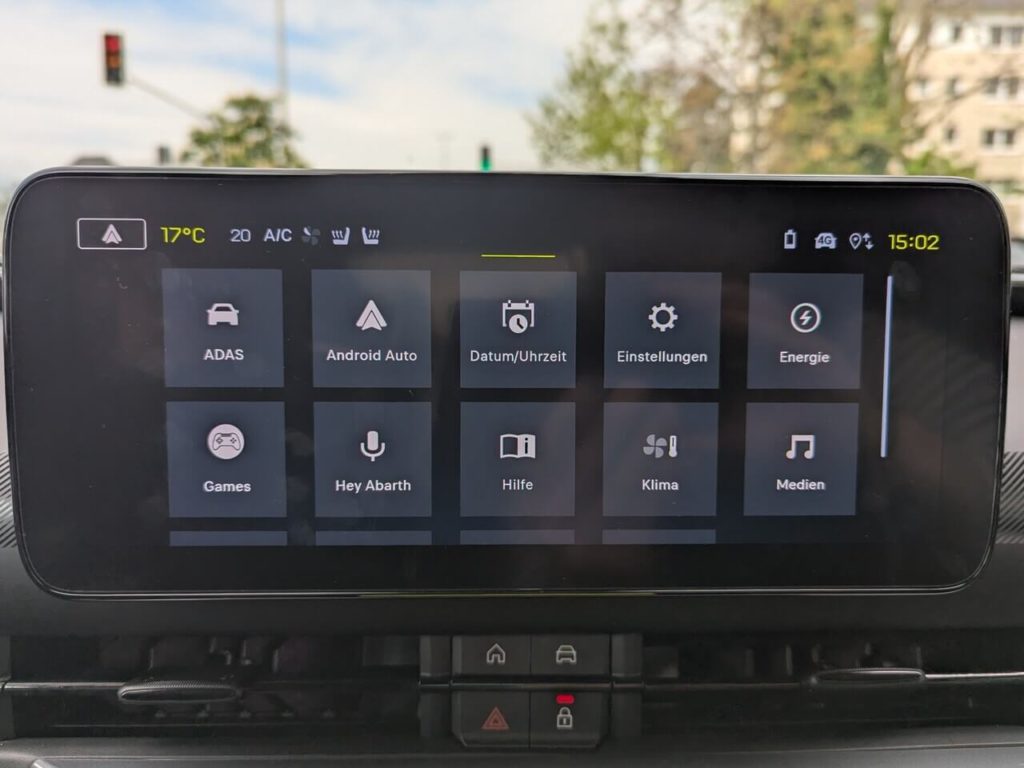 Infotainmentsystem mit 10,25 Zoll Touchscreen und Wieles Android Auto und Apple CarPlay. Die Benutzeroberfläche mit übersichtlichem Kachel-Design.