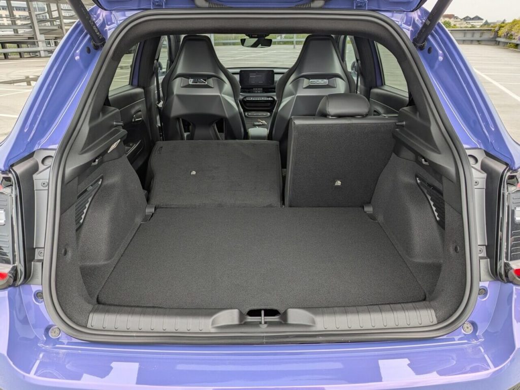 Kofferraum im Abarth 600e mit einem Fassungsvermögen von mindestens 360 Litern. Die Rücksitzlehnen lassen sich im Verhältnis 60:40 umlegen. Das maximale Kofferraumvolumen beträgt 1.231 Liter. Der Kofferraumboden ist in der Ausstattungslinie "Scorpionissima" höhenverstellbar.