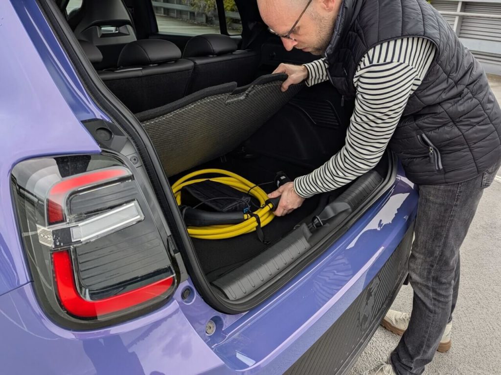 Der Abarth 600e hat keinen Frunk. Das Ladekabel muss hinten im Kofferraum mitgenommen werden - dafür verfügt dieser über einen variablen Kofferraumboden.