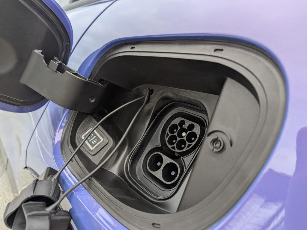 Ladeleistung: Abarth 600e mit 100 kW beim DC-Laden. Die Ladezeit (10–80 %) wird mit 27 Minuten angegeben.