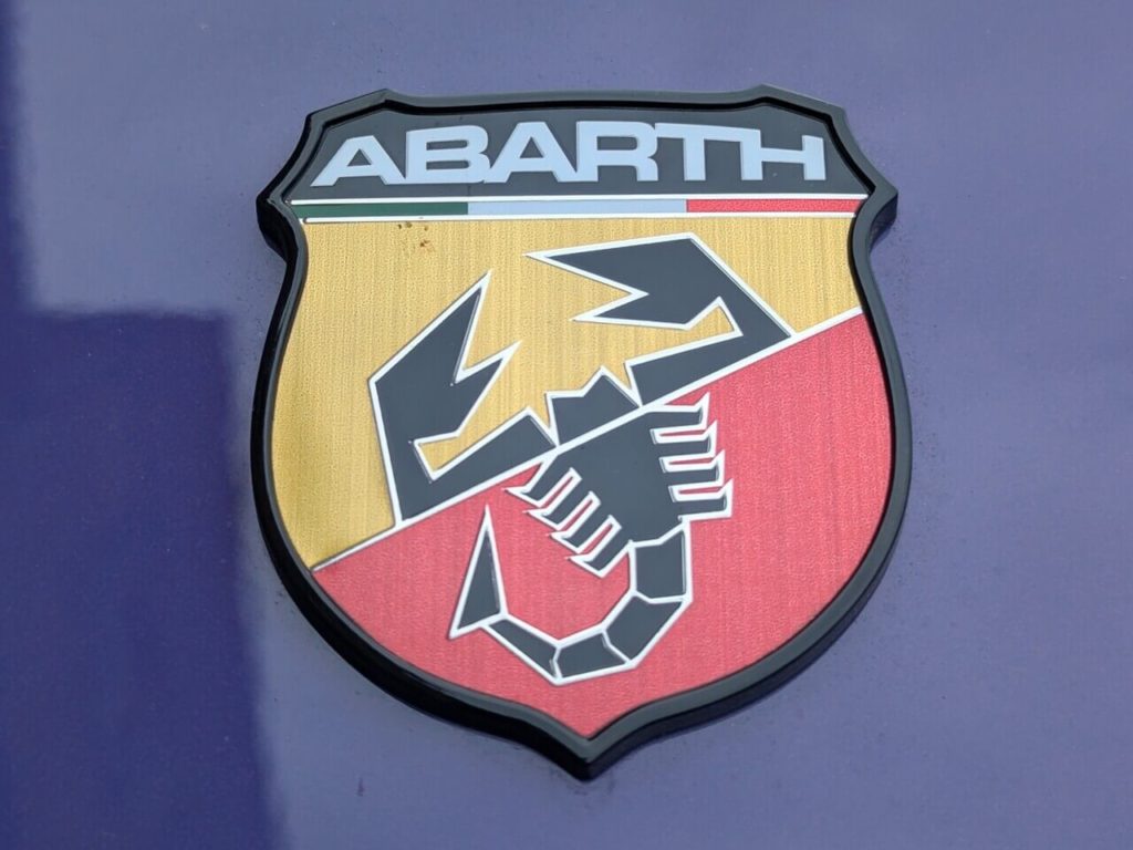 Abarth-Markenlogo mit Skorpion: Italienische Sportwagen-Marke aus dem Stellantis-Konzern.