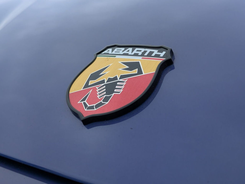 Italienische Sportwagenmarke und Tuner für FIAT-Fahrzeuge: Abarth-Logo mit Skorpion.