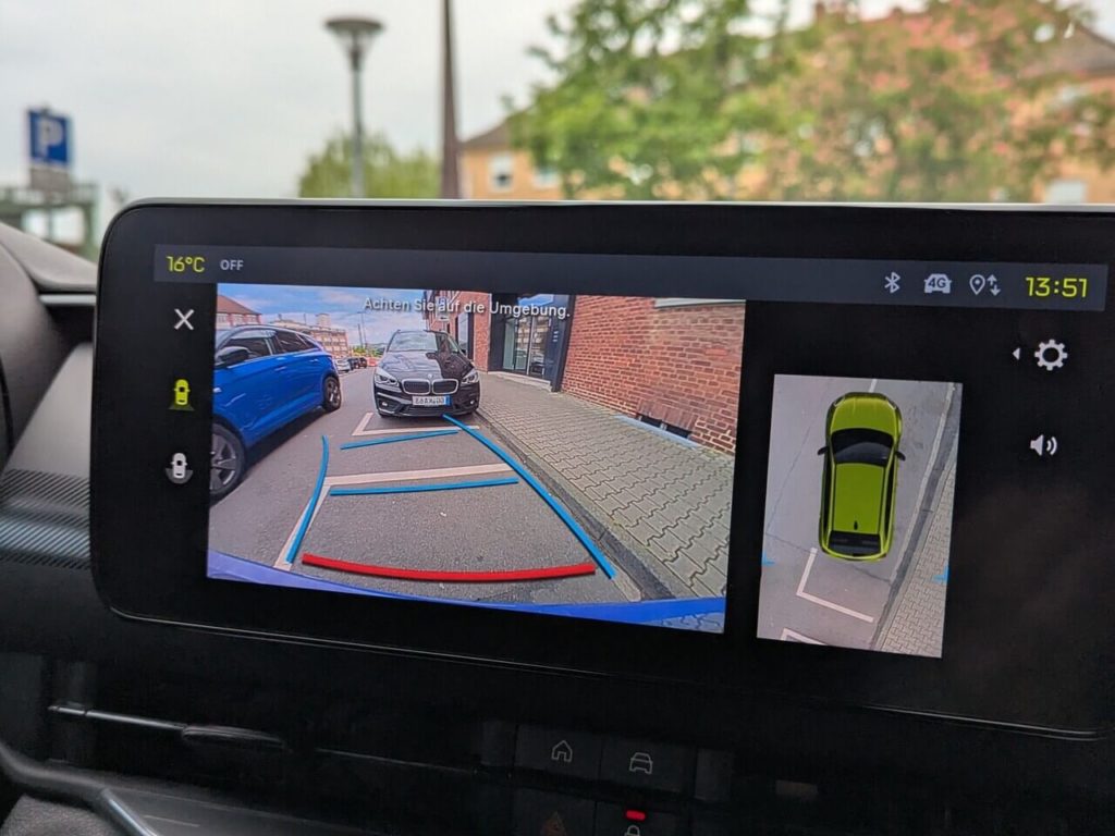 Rückfahrkamera mit dynamischen Führungslinien und 360-Grad-Kameraansicht "Drone View". Auflösung des Kamerabildes auf dem 10,25" großen Bildschirm.