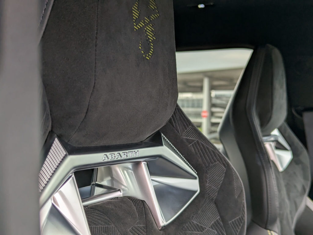 Sabelt Sportsitze mit Alcantara-Polstern im Abarth 600 Scorpionissima mit gelben Skorpion in der Kopfstütze.