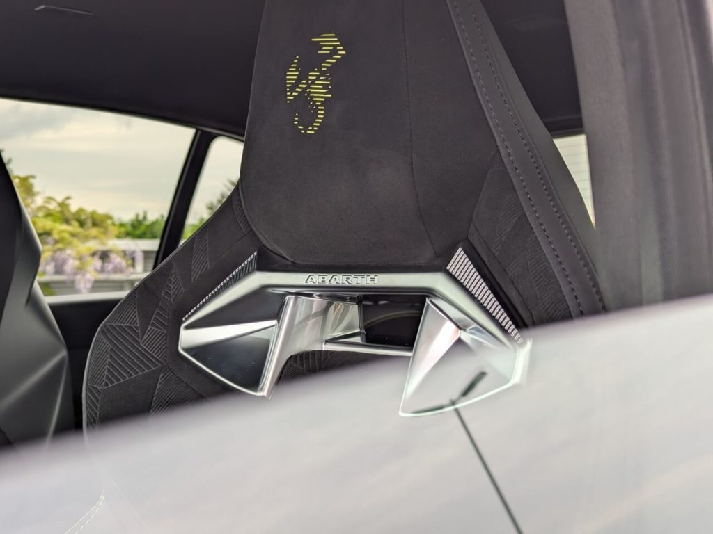 Sabelt Racing Sitze mit Alcantara-Polster. Schönes Detail: gelber Skorpion in den Kopfstützen.