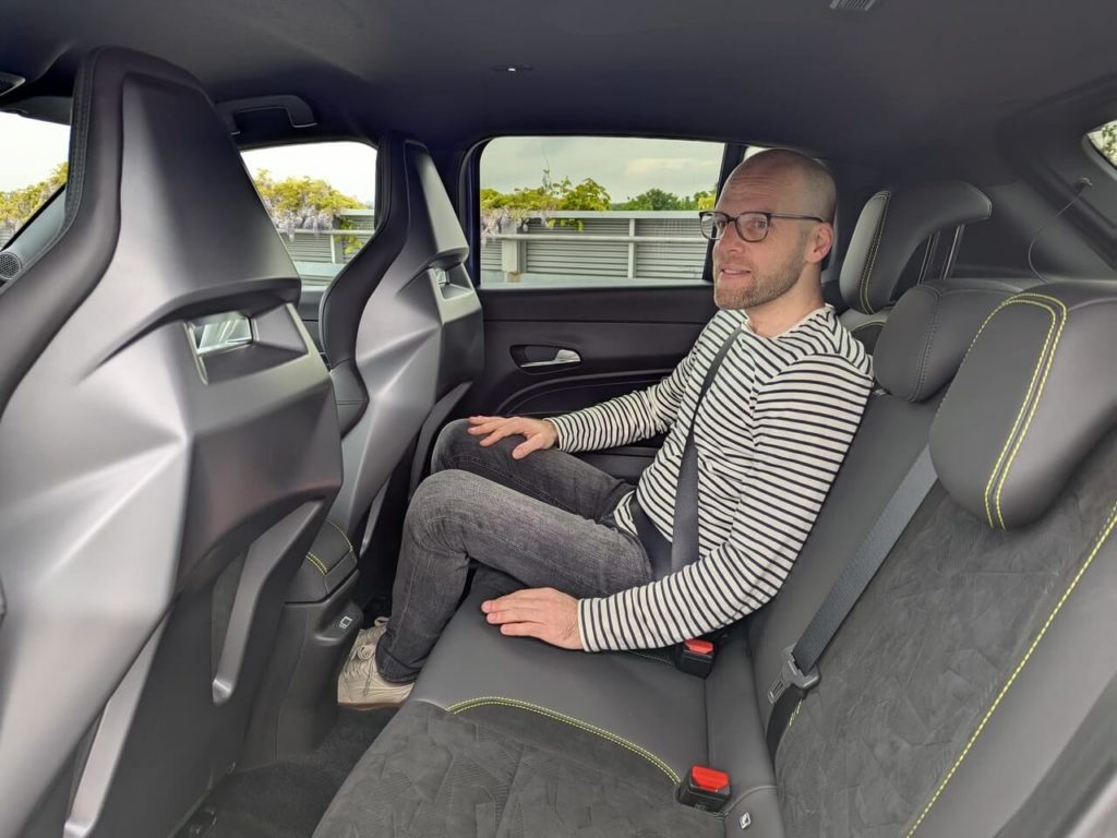 Rücksitzbank: ausreichende Kopf- und Beinfreiheit im Fond des 600e mit Sabelt-Sportschalensitzen. Die äußeren beiden Plätze der Rücksitzbank haben Isofix-Halterungen mit Top-Tether.