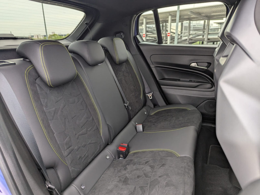 Alcantara-Polster auf der Rücksitzbank: Abarth-Design mit gelben Nähten. Platz im Fond für bis zu drei Personen, 2x Isofix-Halterungen mit Top-Tether.
