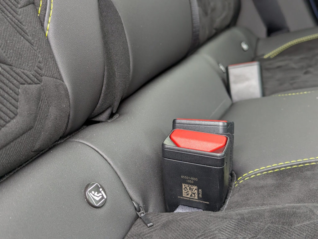 Die Isofix-Halterungen im Abarth 600e auf der Rücksitzbank befinden sich hinter Reißverschlüssen.