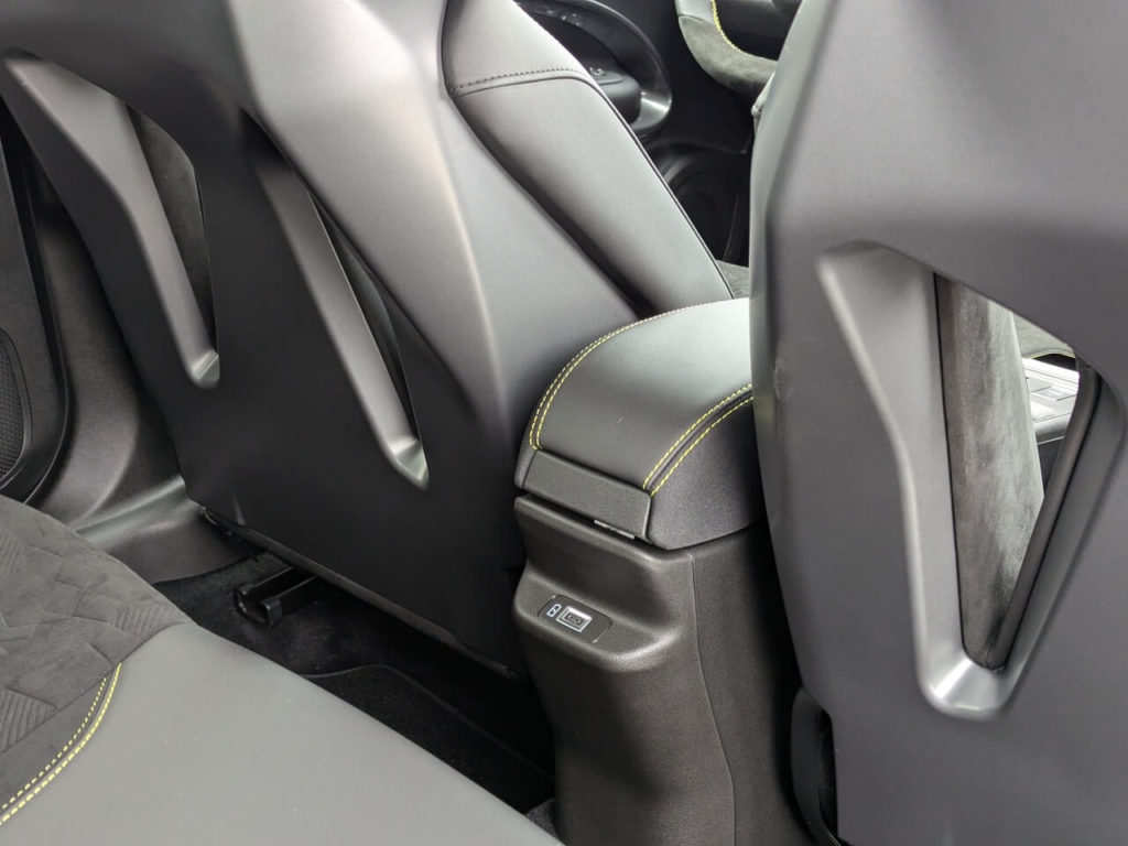 Keine Lüftungsdüsen für die Rücksitzbank aber einen USB-Anschluss in der Mittelkonsole.