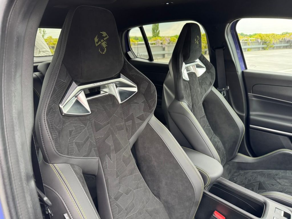 Sportschalensitze von Sabelt mit Alcantara-Polstern und gelben Skorpion in der integrierten Kopfstütze.