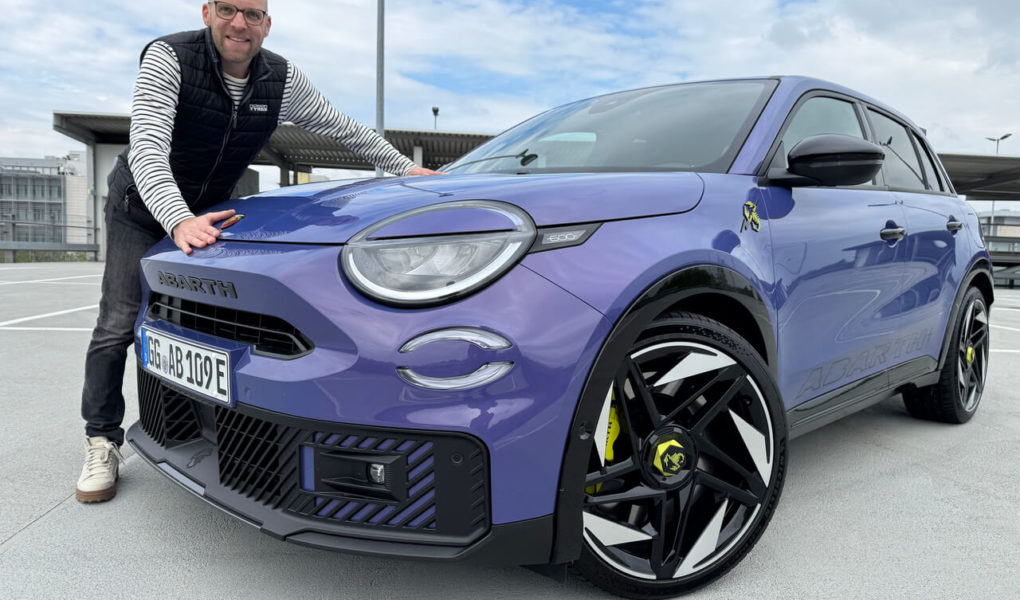 Fazit zum Abarth 600e Scorpionissima: Dieses Kompaktmodell bietet viel Emotion, Fahrspaß, verpackt in einem außergewöhnlichen und auffälligen Racing-Design!