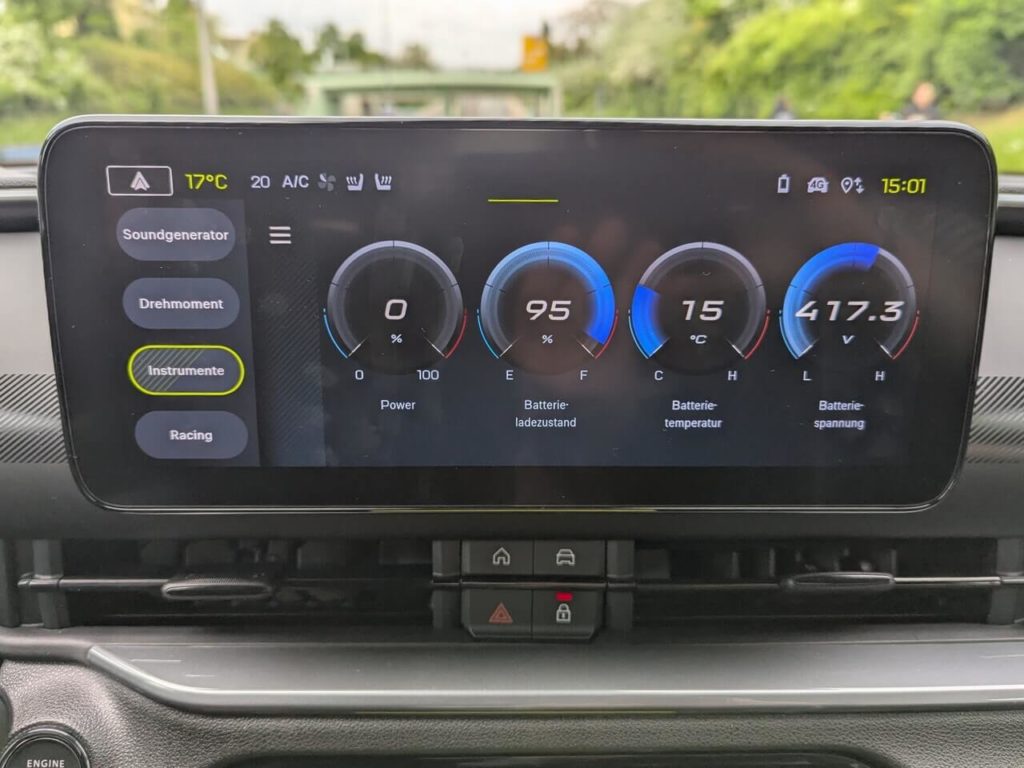 Zusatzinstrumente im ABARTH-Design können auf dem Bildschirm des Infotainmentsystems (10,25") eingeblendet werden: Power, Batterie-ladezustand, Batterietemperatur, Batteriespannung