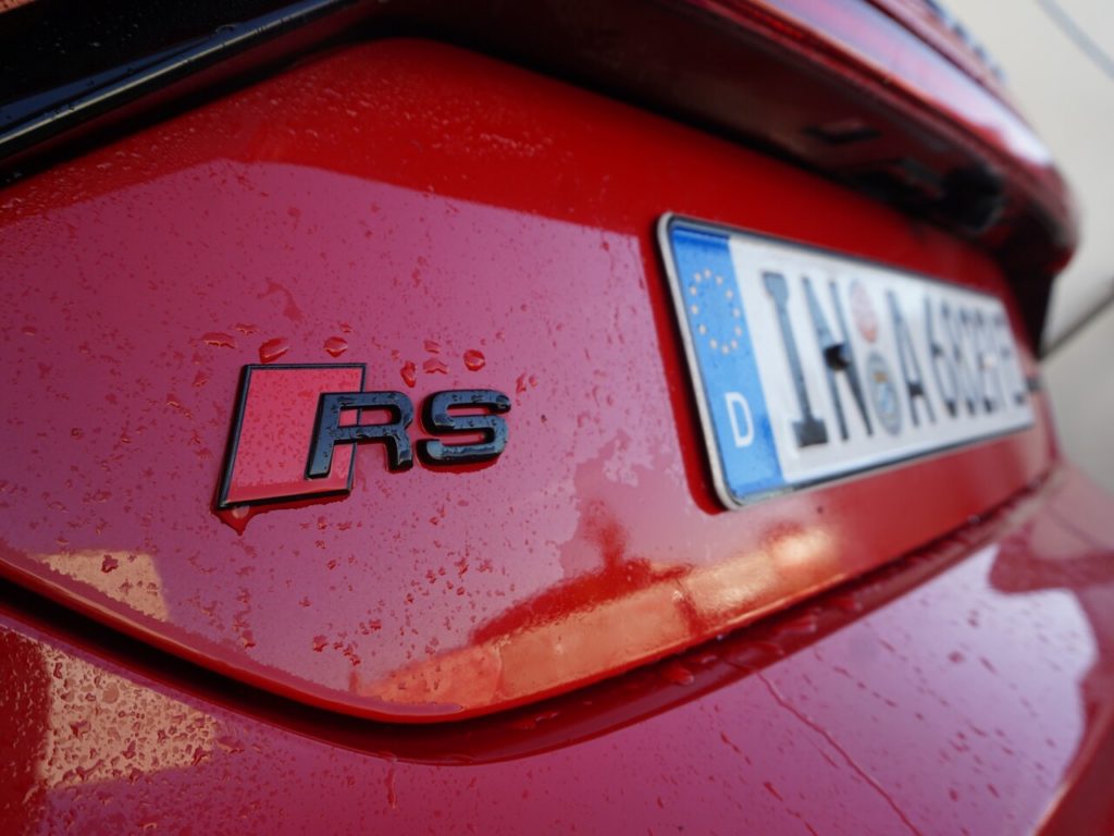 schwarzes RS-Emblem auf Tangorotem RS e-tron GT