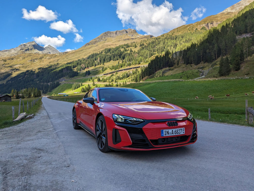 Audi RS e-tron GT in Tangorot auf der Felbertauernstraße in Österreich