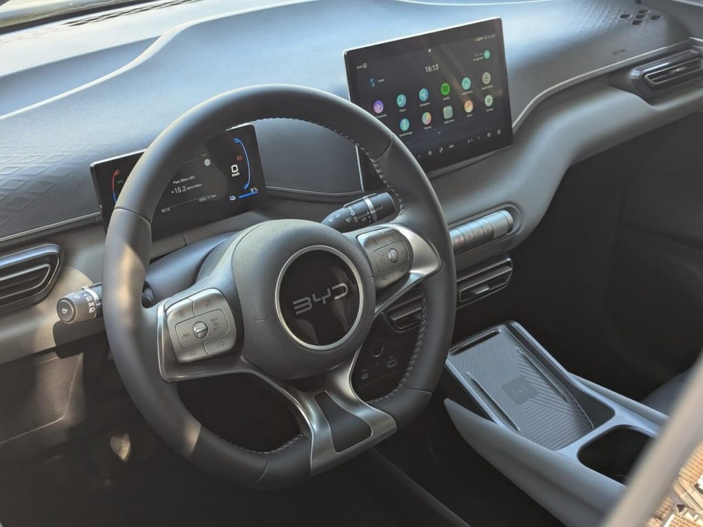 Fahrzeuginnenraum mit Premium-Technik und umfangreiche Serienausstattung