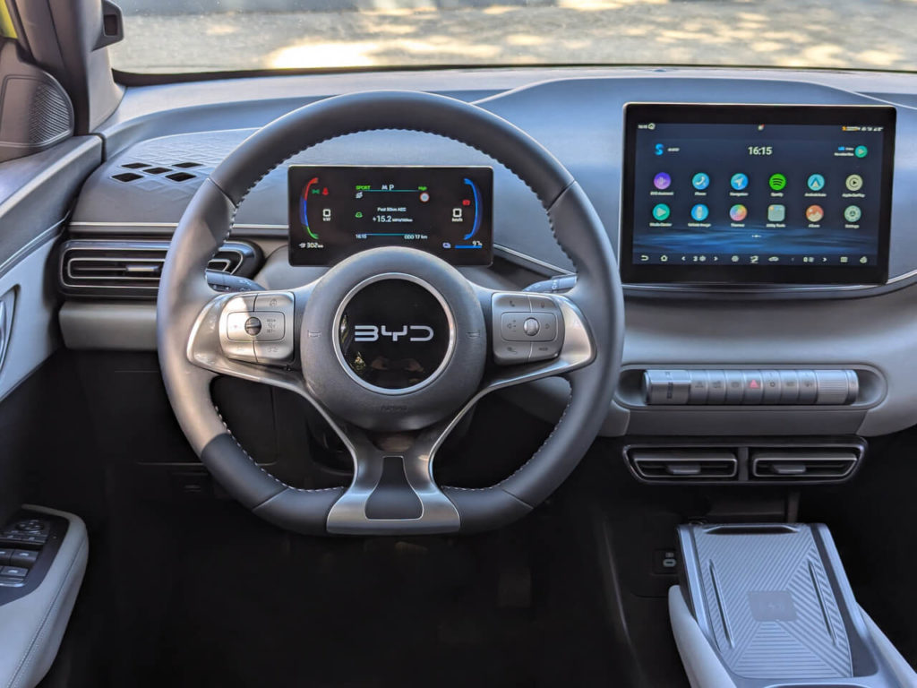 Fahrerperspektive Im BYD Dolphin Surf: 7 Zoll Digitaltacho mit Multifunktionslenkrad und drehbarem 10,1 Zoll großen Touchscreen für das Infotainmentsystem.