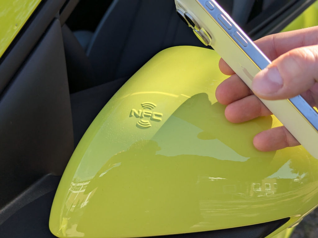 Serienmäßig NFC-Entry am Außenspiegel beim BYD Dolphin Surf. Schlüssellos das Fahrzeug per Smartphone oder Smartwatch öffnen.
