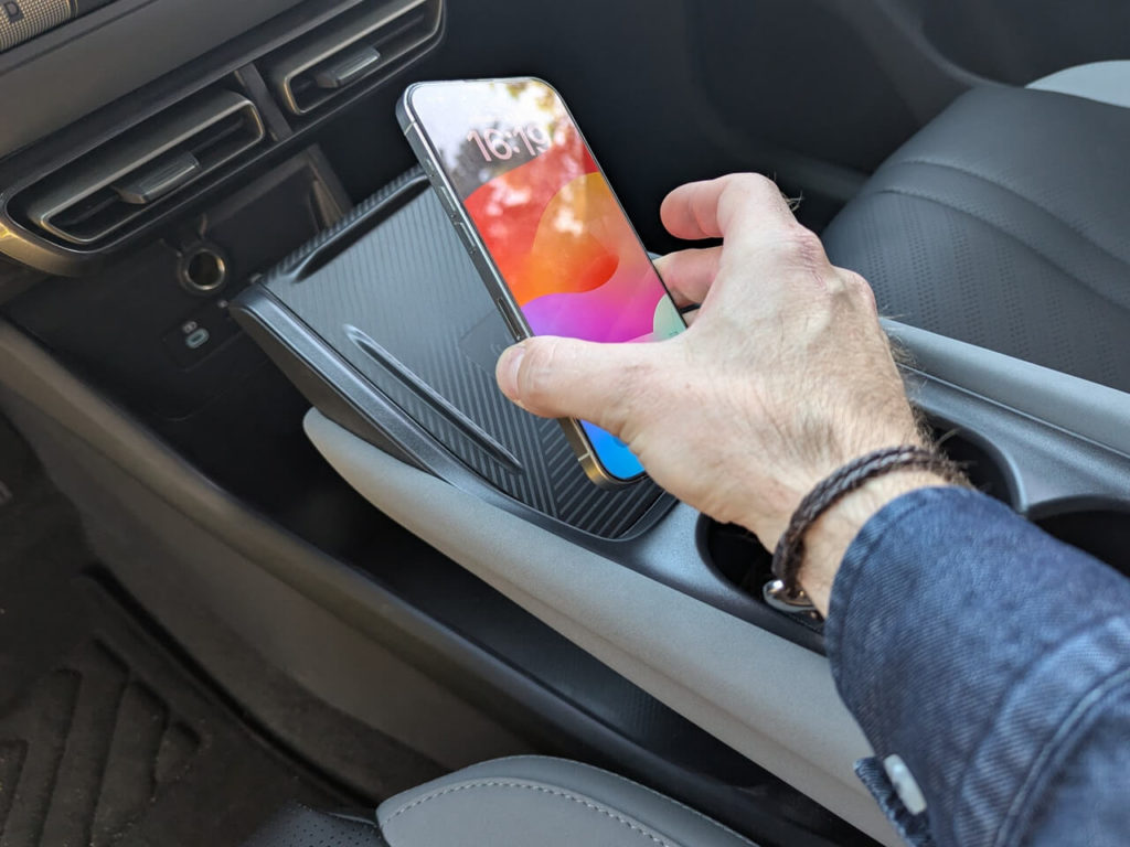 Induktiv-Ladestation für das Smartphone im BYD Dolphin Surf: Kabelloses Laden (QI) in der Mittelkonsole.