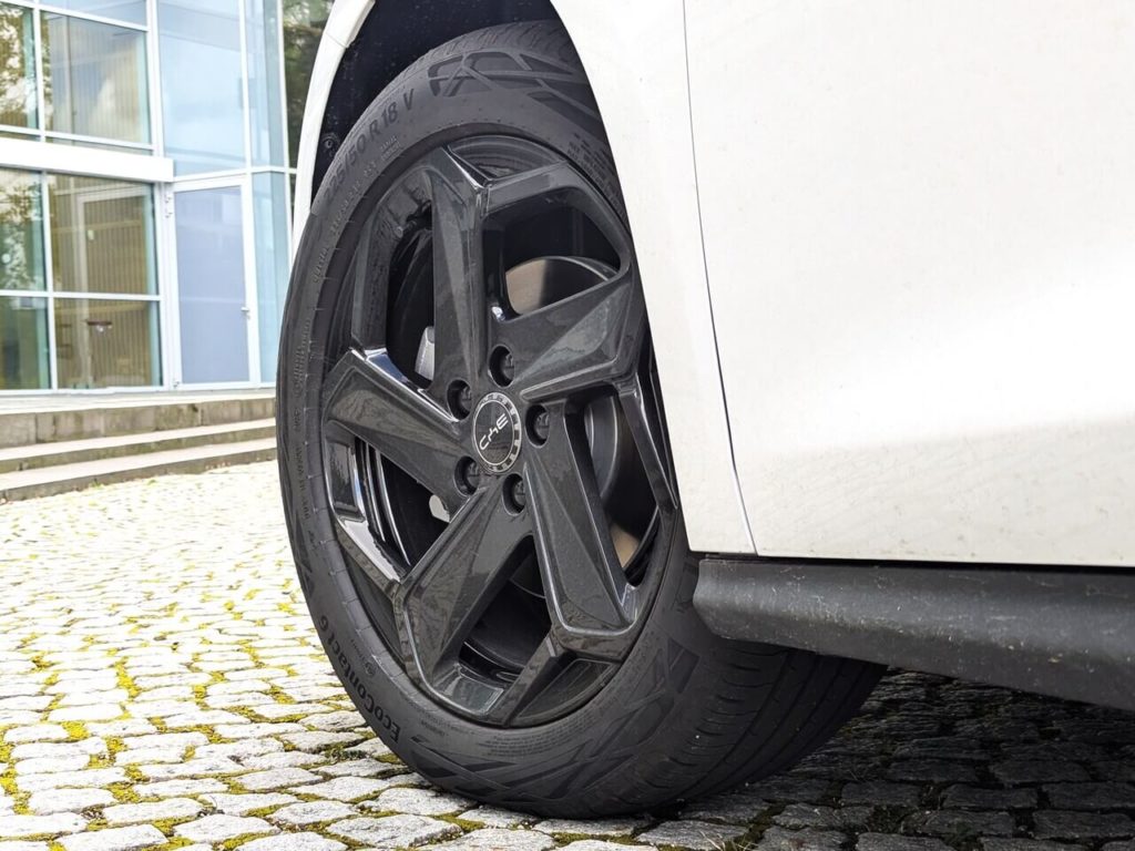 Gut für niedrigen Verbruach: Der BYD Seal 6 Touring (Plug-in-Hybrid) verfügt serienmäßig über 18 Zoll große Leichtmetallräder (schwarz).