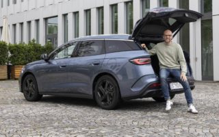 Kombi (C-Segment) mit Plug-in-Hybrid Antrieb: Der neue BYD Seal 6 DM-i Touring als Alternative zum VW Passat. Familienauto und Firmenwagen im Test.