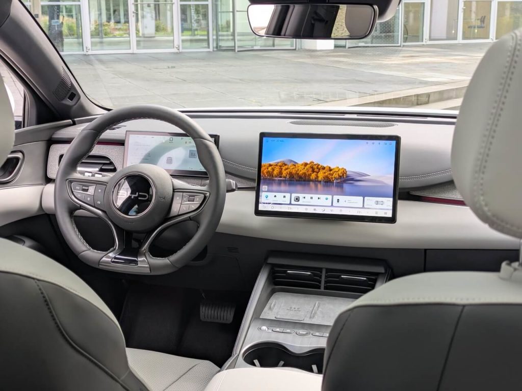 Moderner Fahrzeuginnenraum mit schön designtem Armaturenbrett mit 15 Zoll Touchscreen im BYD Seal 6 Touring