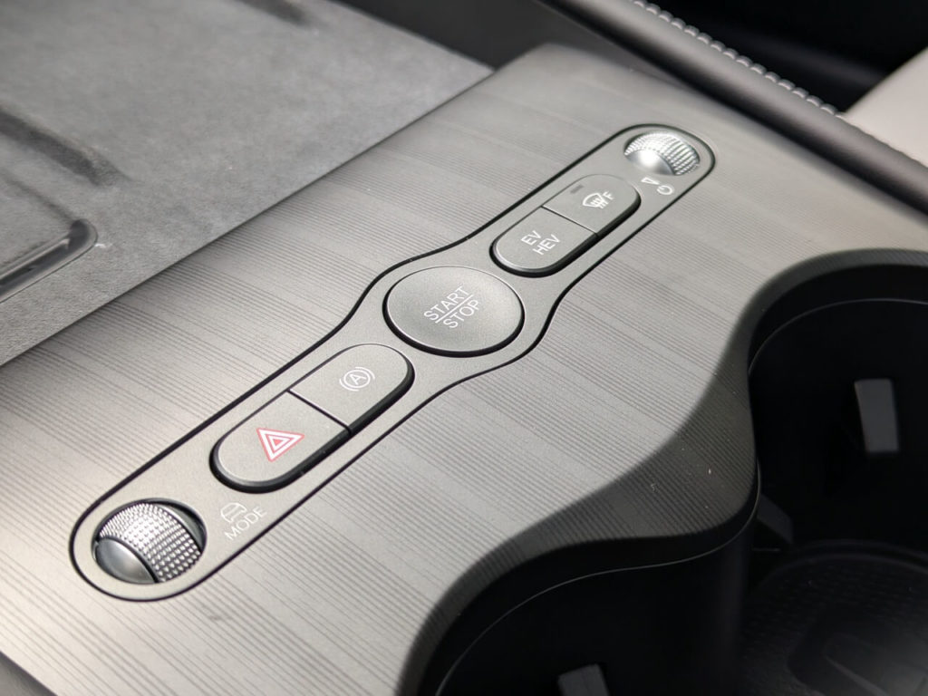 In der Mittelkonsole gibt es physische Bedienelemente zum einstellen der Fahr-Modi und Lautstärke.