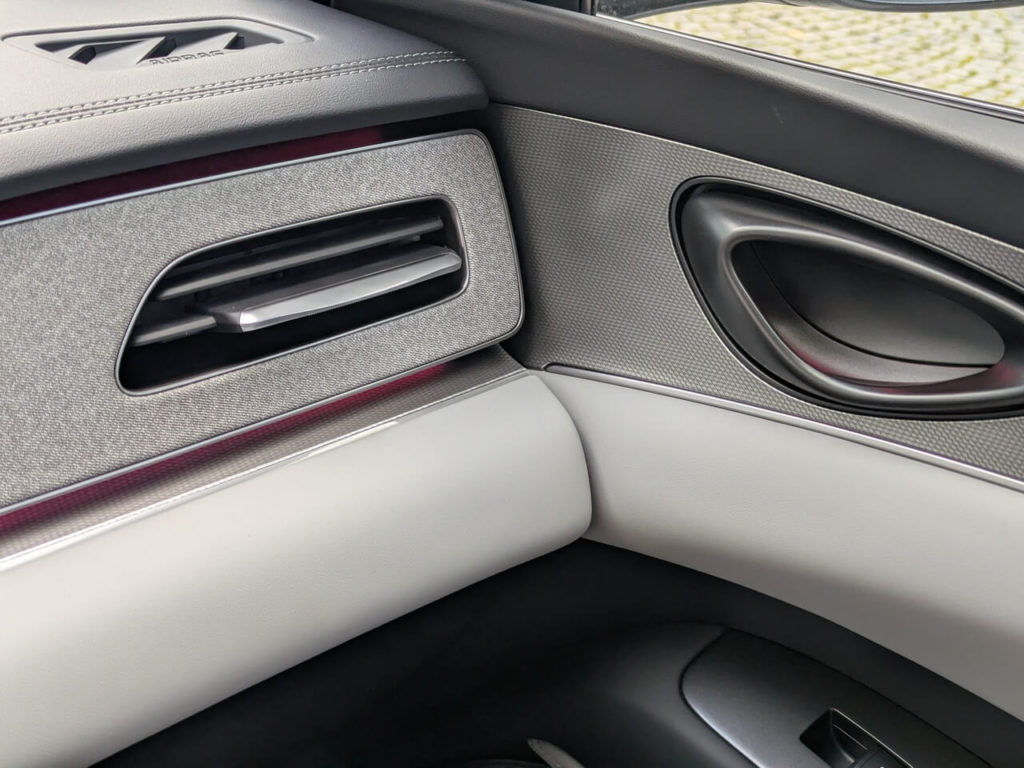 Schöner Materialmix (Stoff/Kunstleder) und hinterleuchtetes Dekor der Ambientebeleuchtung. Die Verarbeitung und Qualitäteindruck im BYD Seal 6 DM-i sind durchweg gut.