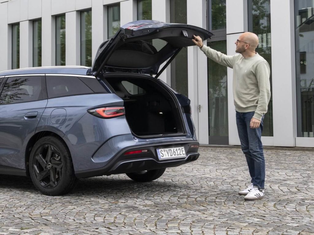 Elektrische Heckklappe mit großem Karosserieausschnitt. So praktisch ist der BYD-Kombi mit Plug-in-Hybrid-Antrieb.