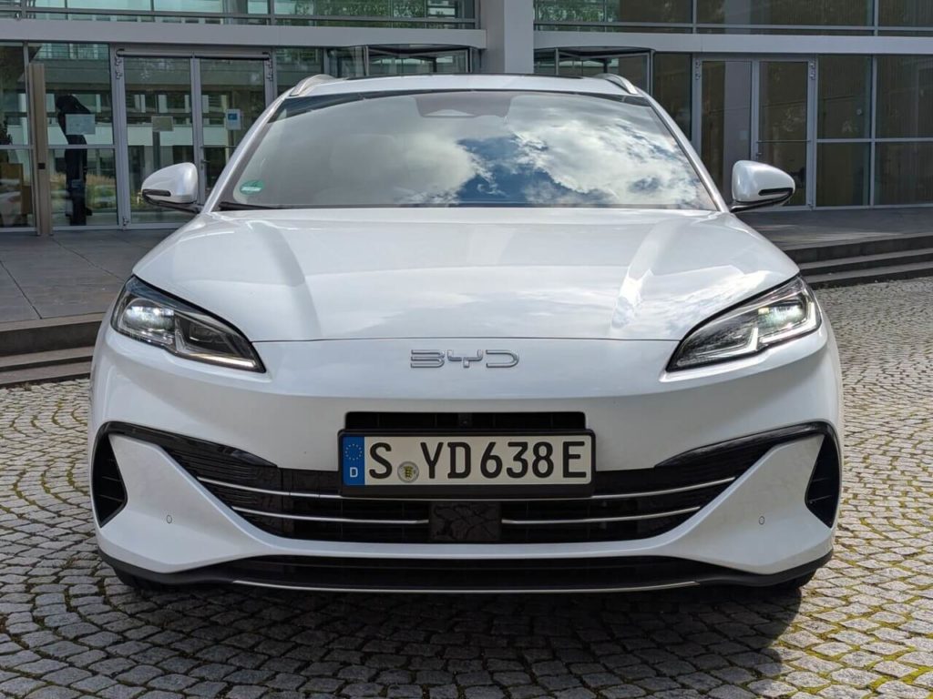 Frontansicht: aerodynamisch optimierte Karosserie