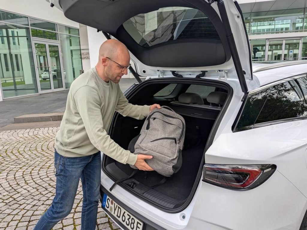 Praktischer Kombi mit elektrischer Heckklappe und großer Karosserieöffnung zum einfachen Beladen.