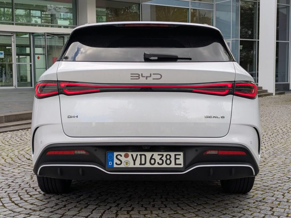 Heckansicht mit modernem Lichtdesign und eine über die gesamte Fahrzeugbreite verlaufende LED-Lichtleiste.