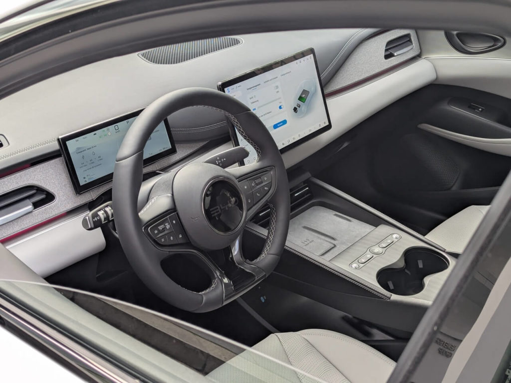 Modern gestalteter Fahrzeuginnenraum im BYD Seal 6 Touring mit digitalem Kombiinstrument für den Fahrer und einem 15,6 Zoll großem Zentraldisplay.