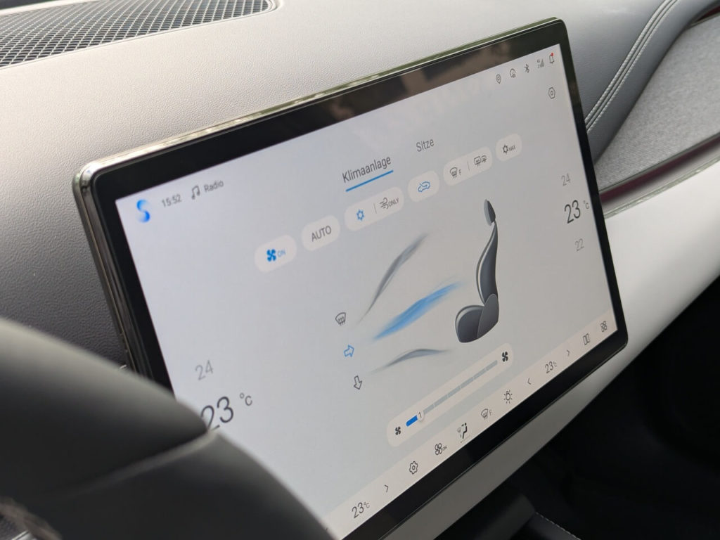 Klimaeinstellungen über das 15,6 Zoll große Zentraldisplay