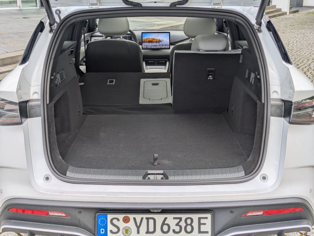 Maximales Kofferraumvolumen im BYD Deal 6 DM-i Touring beträgt 1.535 Liter mit einer übergangsfreien Ladefläche. Die Rücksitze lassen sich im Verhältnis 60 zu 40 teilen.