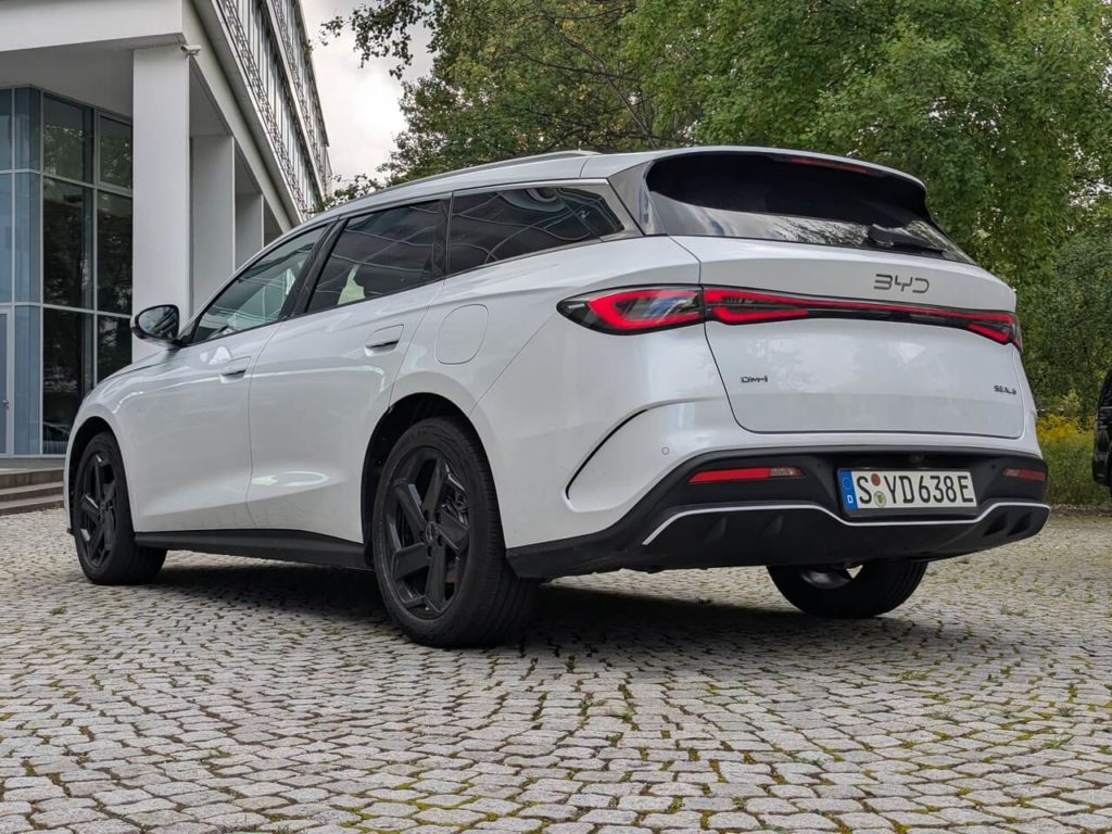 Dienstwagen: BYD-Kombi als Plug-in-Hybrid mit 100 Kilometer Reichweite