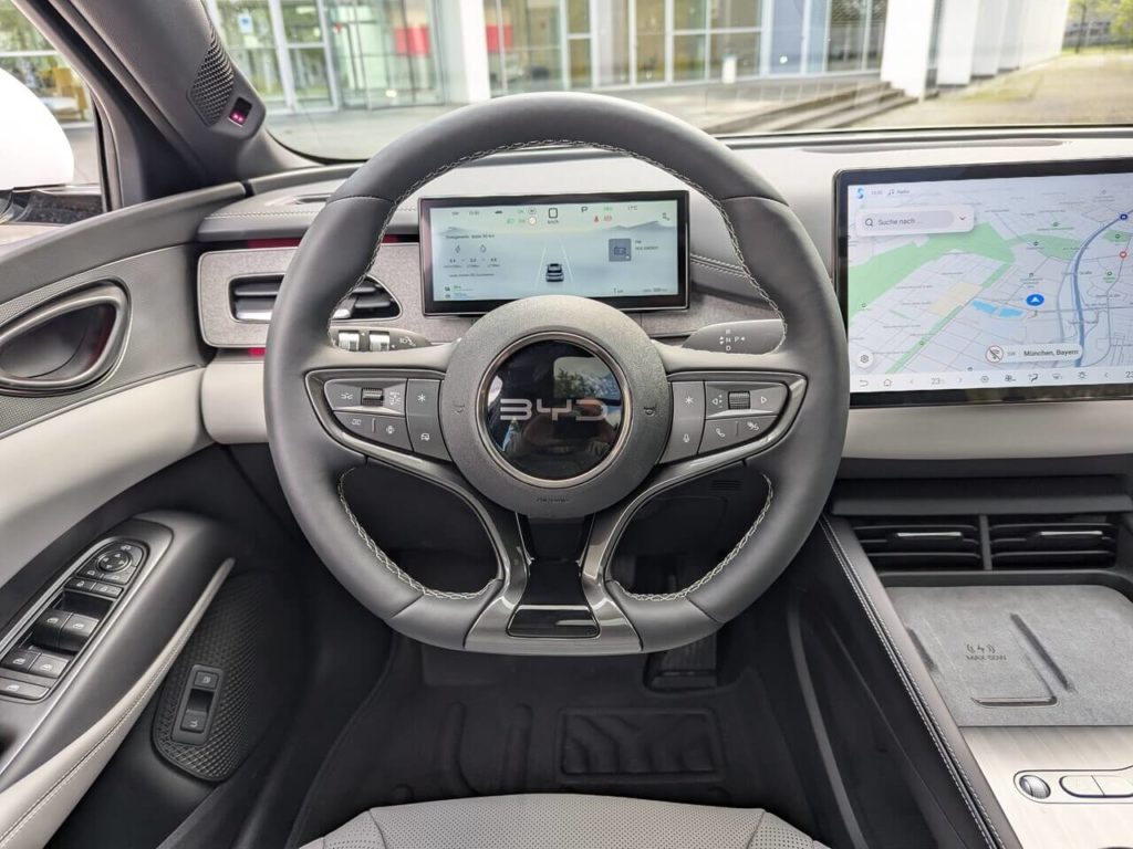 Fahrerperspektive im BYD Seal 6 DM-i Touring: Digitaltacho und Multifunktionslenkrad