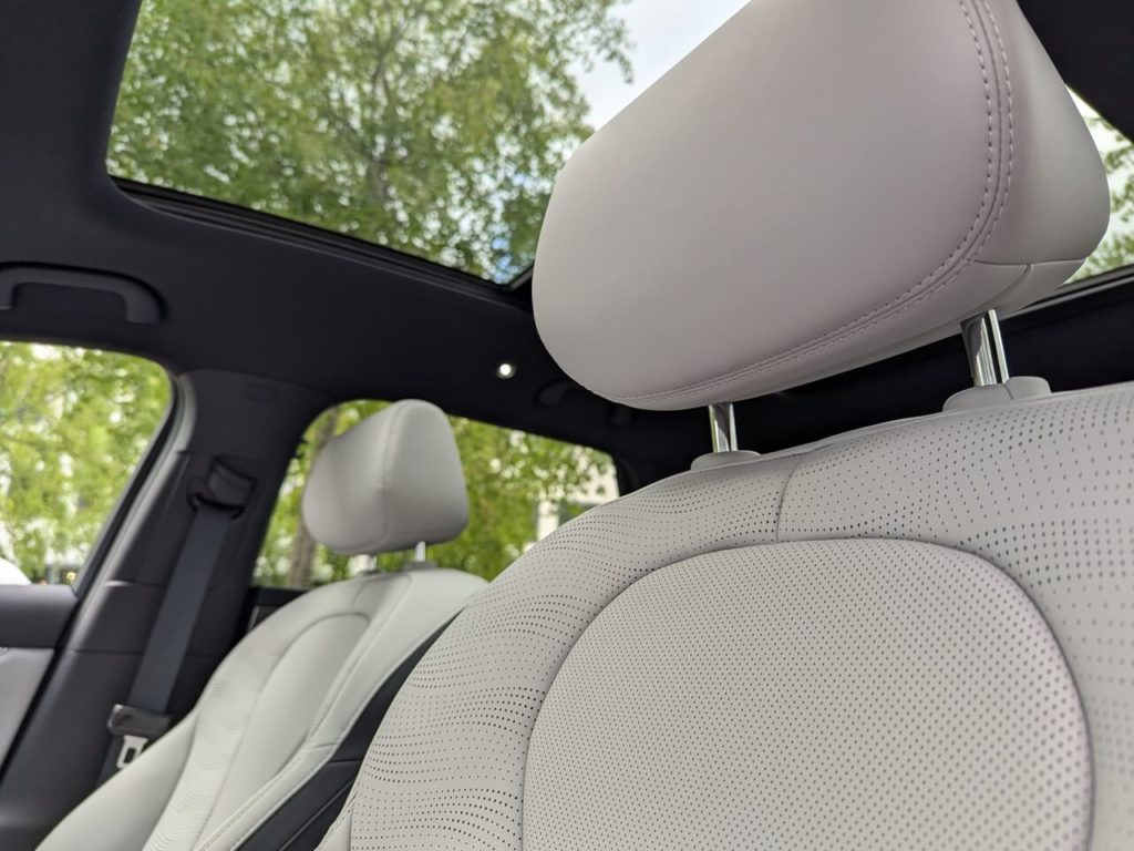 Helle Polster mit perforiertem Kunstleder: Die vorderen Sitze lassen sich elektrisch verstellen und verfügen über eine Lüftungsfunktion und Sitzheizung.