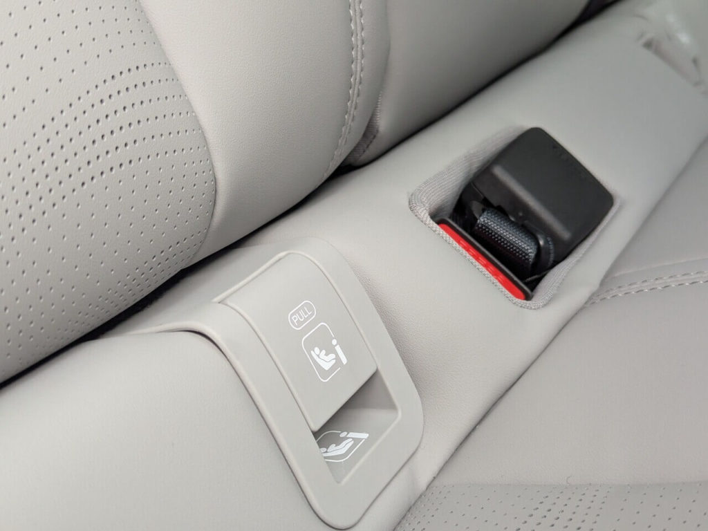 Isofix-Halterungen befinden hinter klappen auf den äußeren beiden Plätzen der Rücksitzbank im BYD Seal 6 DM-i Touring.