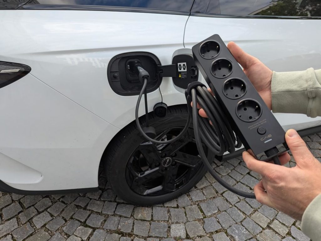 Vehicle-to-Load (V2L) serienmäßig für die externe Stromversorgung bis zu einer Leistung von 3,3 Kilowatt.