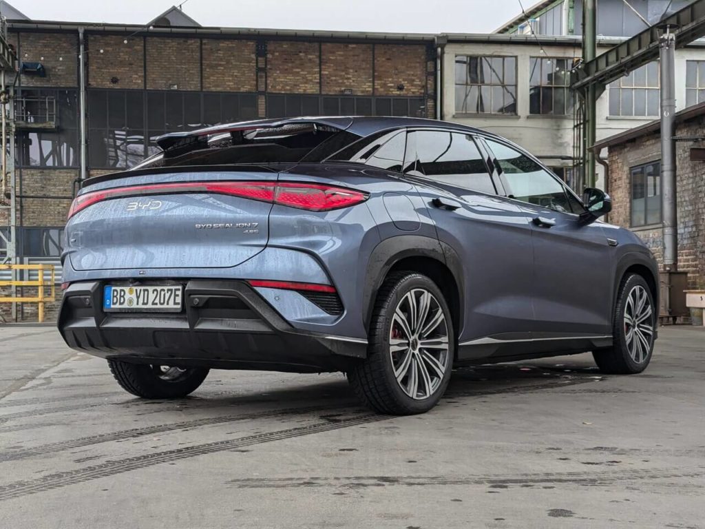 BYD Sealion 7 (2025) in der Lackierung Atlantis Grey (Blaugrau). Elektro-SUV mit Coupé-Heck.