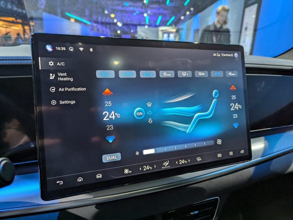 Zweizonen-Klimaautomatik serienmäßig im Sealion 7: Temperatureinstellung über den großen Touchscreen.